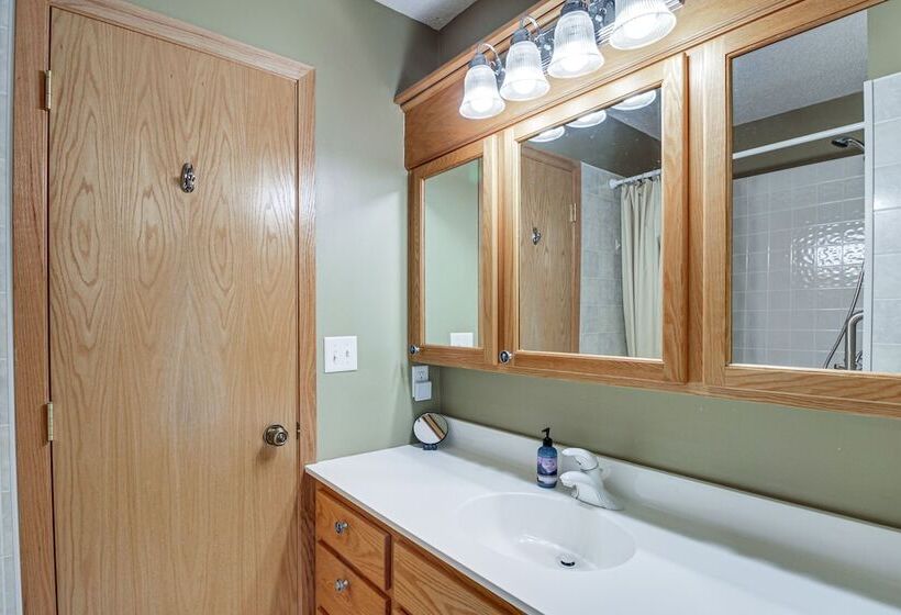 Lakefront Aitkin Home W/ Sunroom: Walk To Beach!