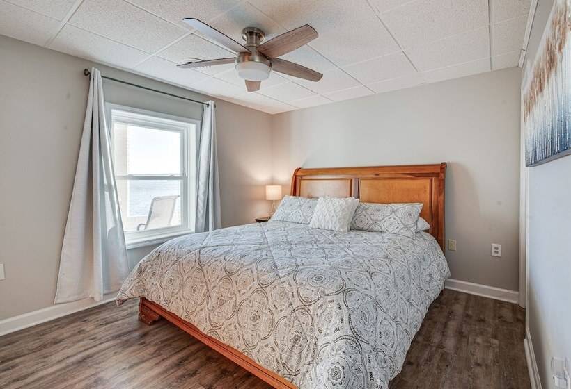 Lakefront Mt Gilead Home W/ Large Dock & Decks!