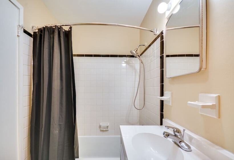 Laptop Friendly Greensboro Home W/ Fireplace!