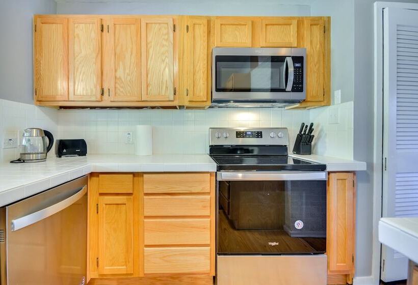 Laptop Friendly Greensboro Home W/ Fireplace!