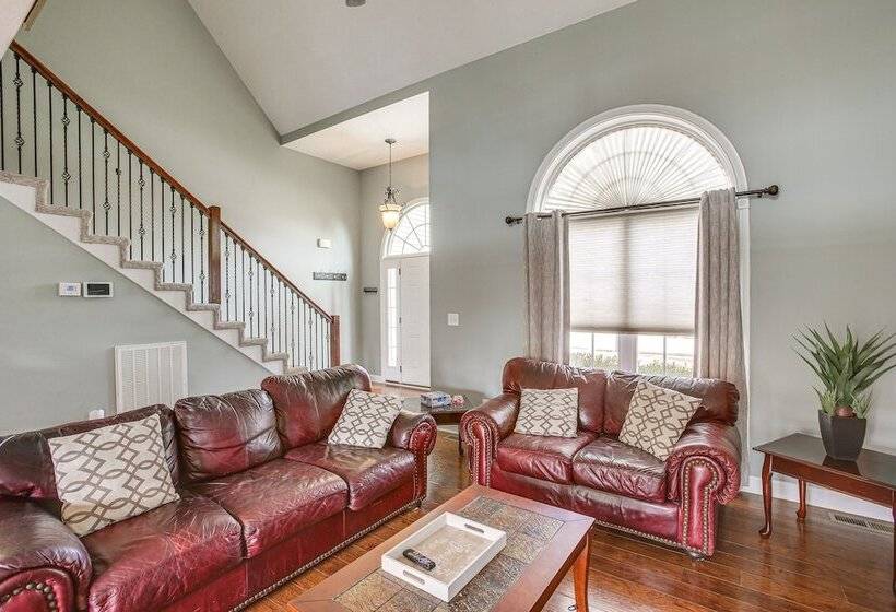Large Clarksville Family Home ~ 4 Mi To Speedway!