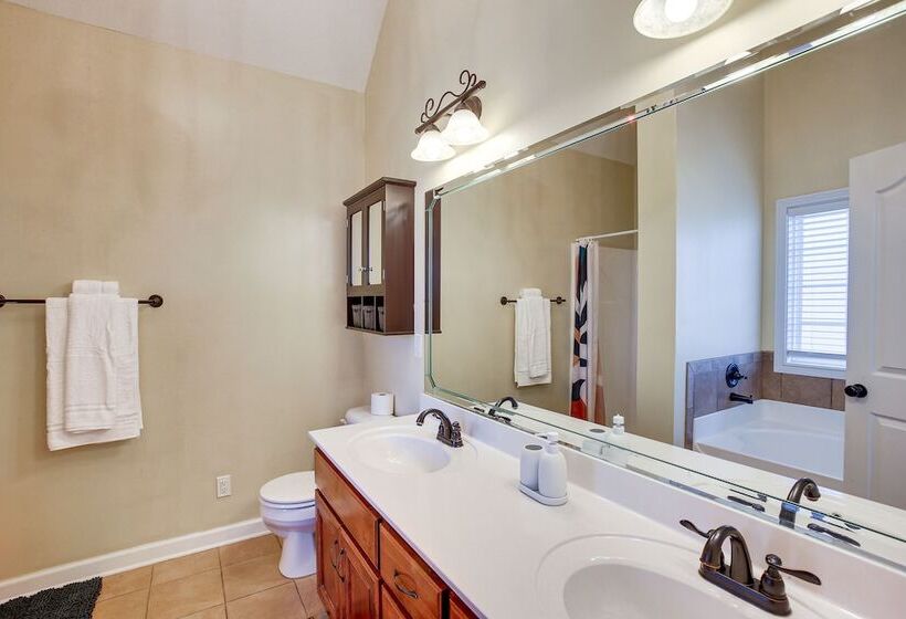 Large Clarksville Family Home ~ 4 Mi To Speedway!