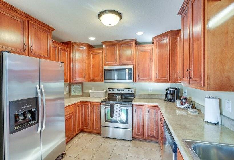 Large Clarksville Family Home ~ 4 Mi To Speedway!