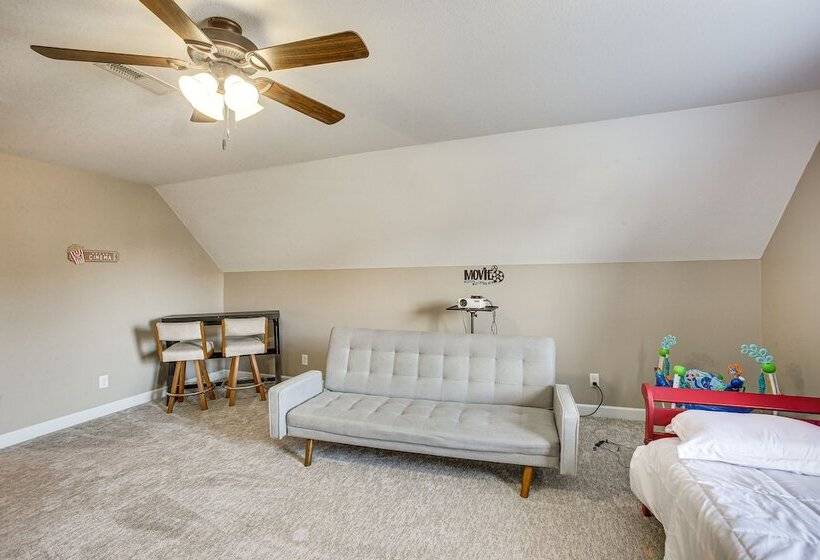 Large Clarksville Family Home ~ 4 Mi To Speedway!