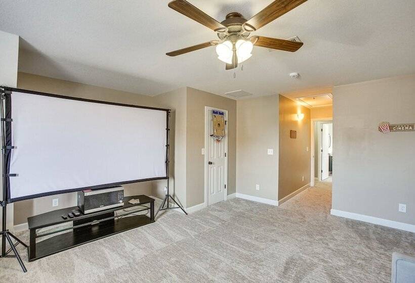 Large Clarksville Family Home ~ 4 Mi To Speedway!