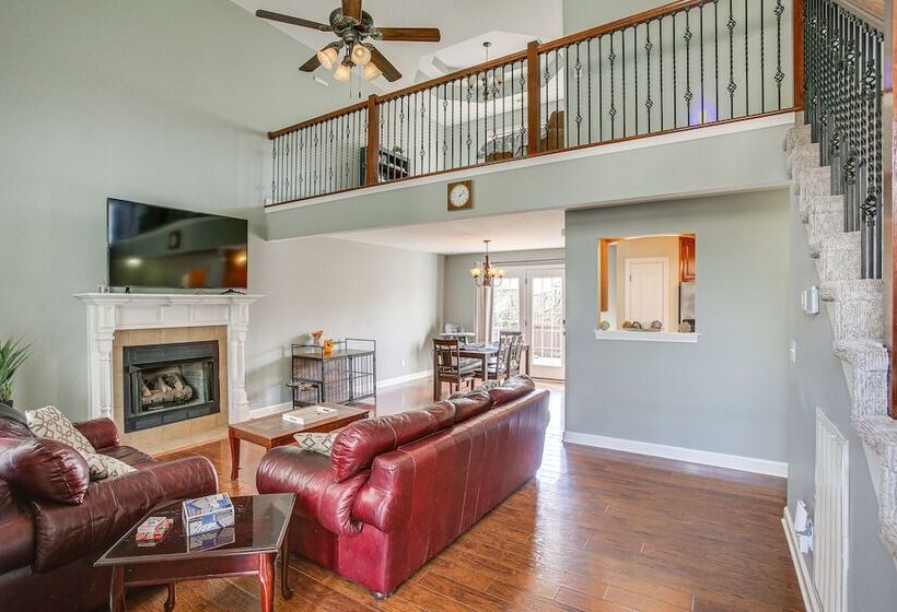 Large Clarksville Family Home ~ 4 Mi To Speedway!