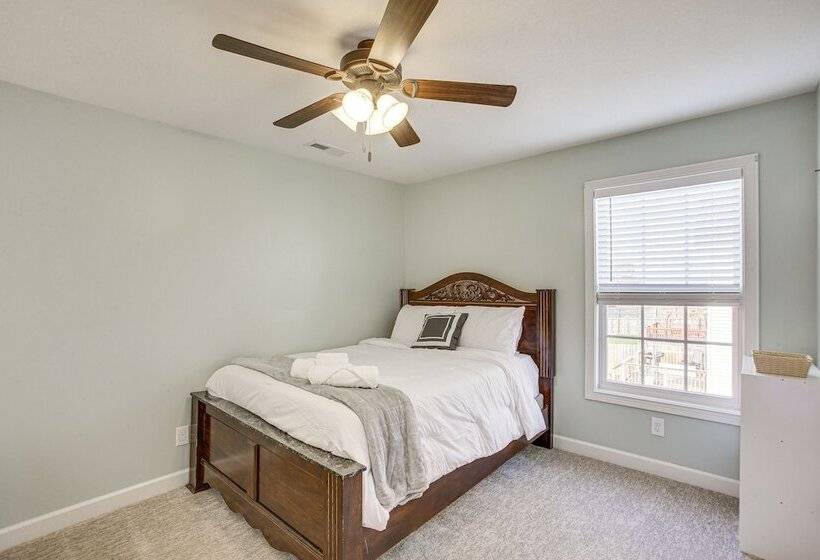 Large Clarksville Family Home ~ 4 Mi To Speedway!
