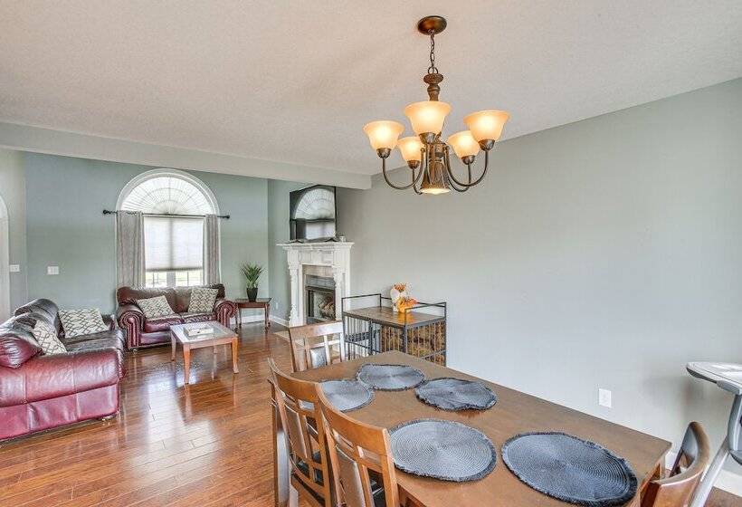 Large Clarksville Family Home ~ 4 Mi To Speedway!