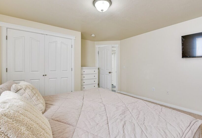 Layton Home W/ Pool + Hot Tub, 23 Mi To Snowbasin!