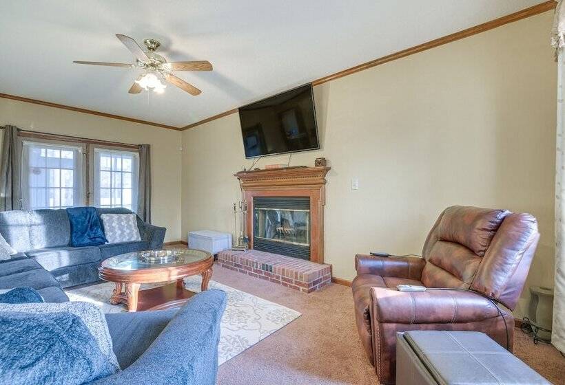 Lovely Fayetteville Home: Deck & Fireplace!