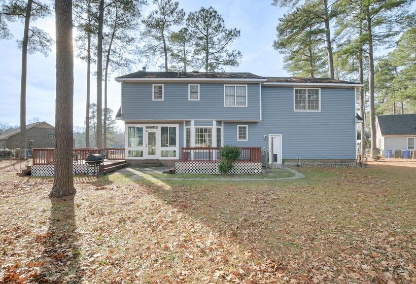 Lovely Fayetteville Home: Deck & Fireplace!