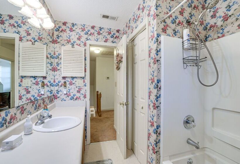 Lovely Fayetteville Home: Deck & Fireplace!