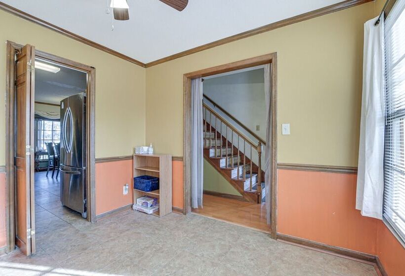 Lovely Fayetteville Home: Deck & Fireplace!