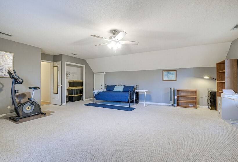 Lovely Fayetteville Home: Deck & Fireplace!