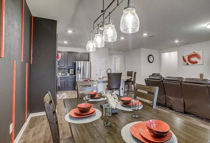 Lovely Richmond Home W/ Outdoor Kitchen & Grill!