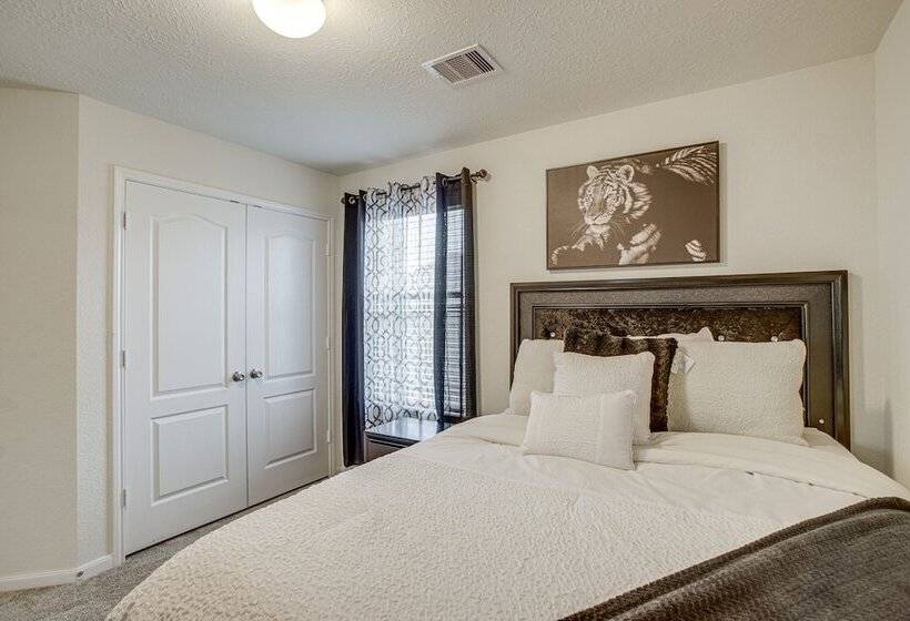 Lovely Richmond Home W/ Outdoor Kitchen & Grill!