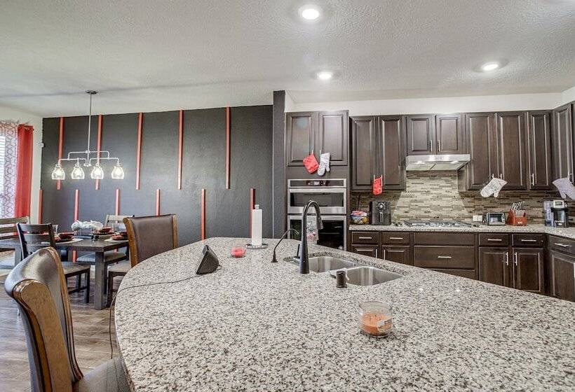 Lovely Richmond Home W/ Outdoor Kitchen & Grill!