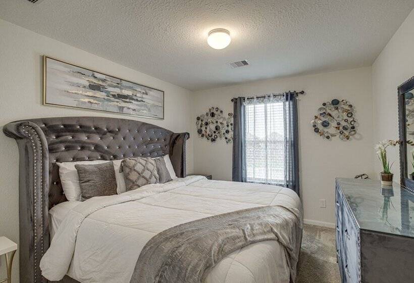 Lovely Richmond Home W/ Outdoor Kitchen & Grill!