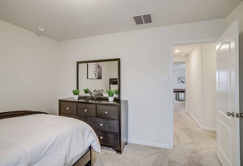 Lovely Richmond Home W/ Outdoor Kitchen & Grill!