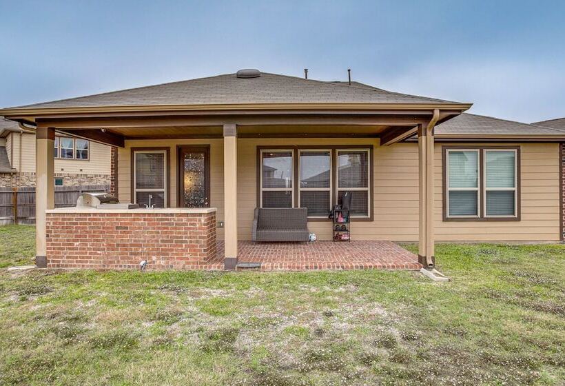 Lovely Richmond Home W/ Outdoor Kitchen & Grill!