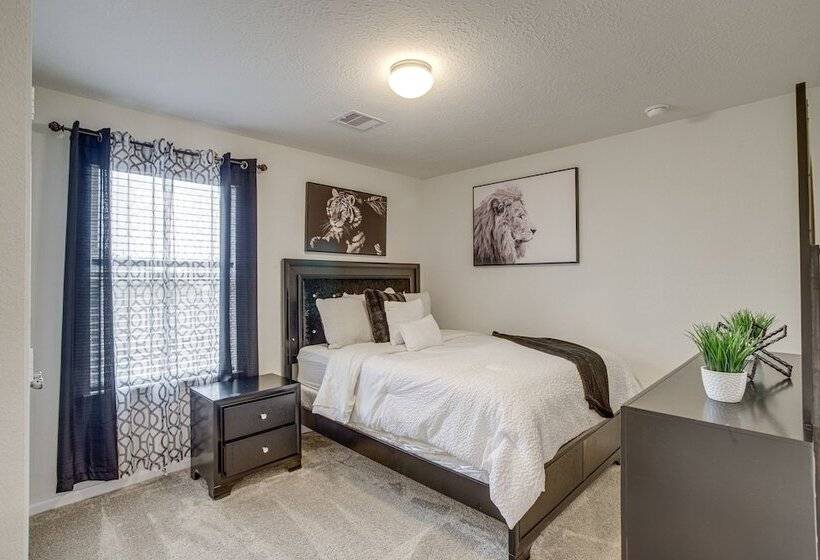 Lovely Richmond Home W/ Outdoor Kitchen & Grill!