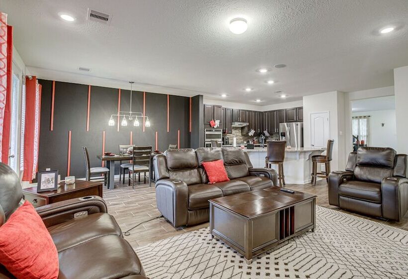 Lovely Richmond Home W/ Outdoor Kitchen & Grill!