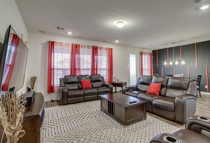 Lovely Richmond Home W/ Outdoor Kitchen & Grill!