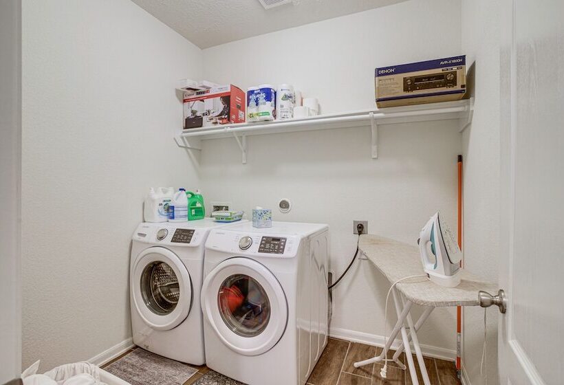 Lovely Richmond Home W/ Outdoor Kitchen & Grill!
