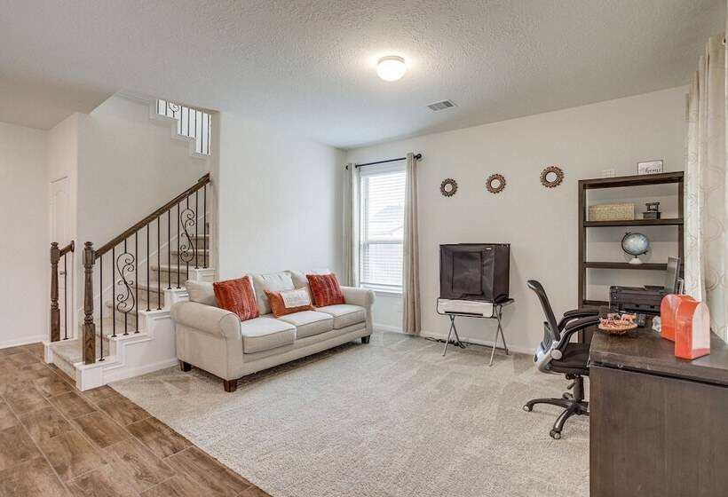 Lovely Richmond Home W/ Outdoor Kitchen & Grill!