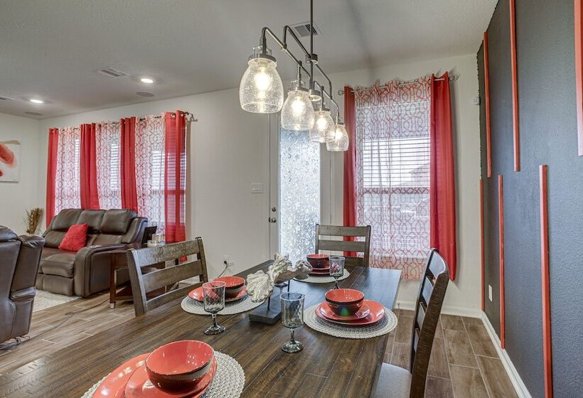 Lovely Richmond Home W/ Outdoor Kitchen & Grill!