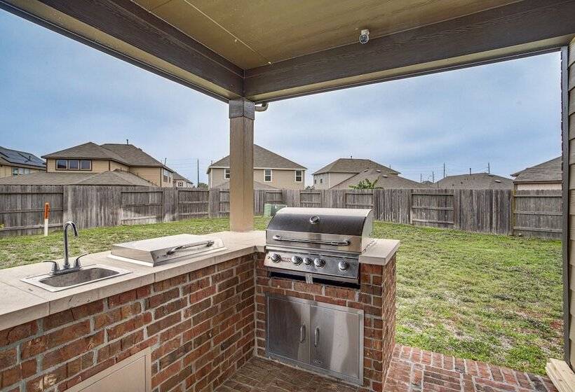 Lovely Richmond Home W/ Outdoor Kitchen & Grill!