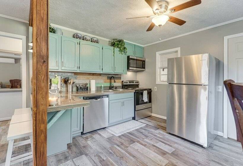 Lovely Smoky Mountain Cottage W/ Deck + Views!