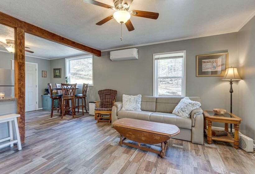 Lovely Smoky Mountain Cottage W/ Deck + Views!