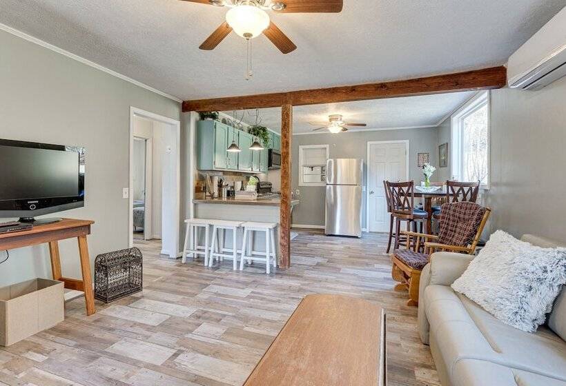 Lovely Smoky Mountain Cottage W/ Deck + Views!