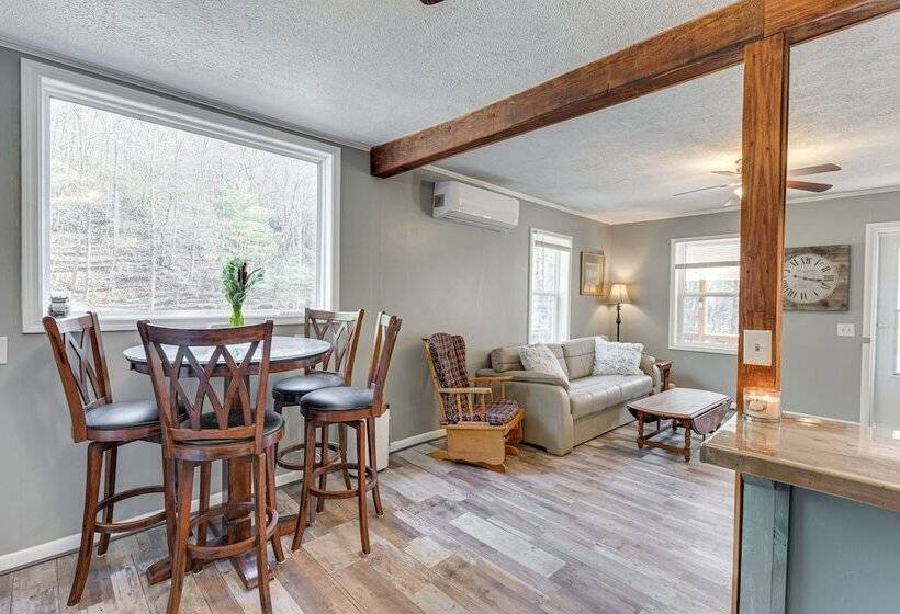 Lovely Smoky Mountain Cottage W/ Deck + Views!