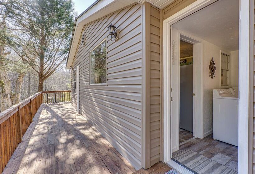 Lovely Smoky Mountain Cottage W/ Deck + Views!