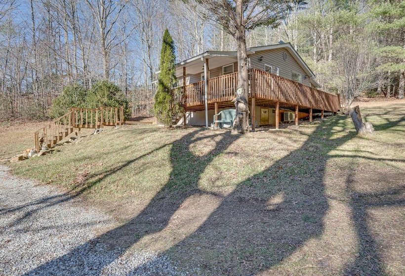 Lovely Smoky Mountain Cottage W/ Deck + Views!
