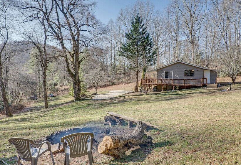 Lovely Smoky Mountain Cottage W/ Deck + Views!