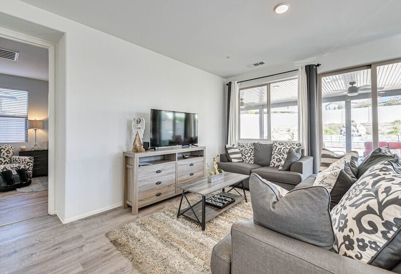 Luxe Beaumont Home W/ Private Pool!