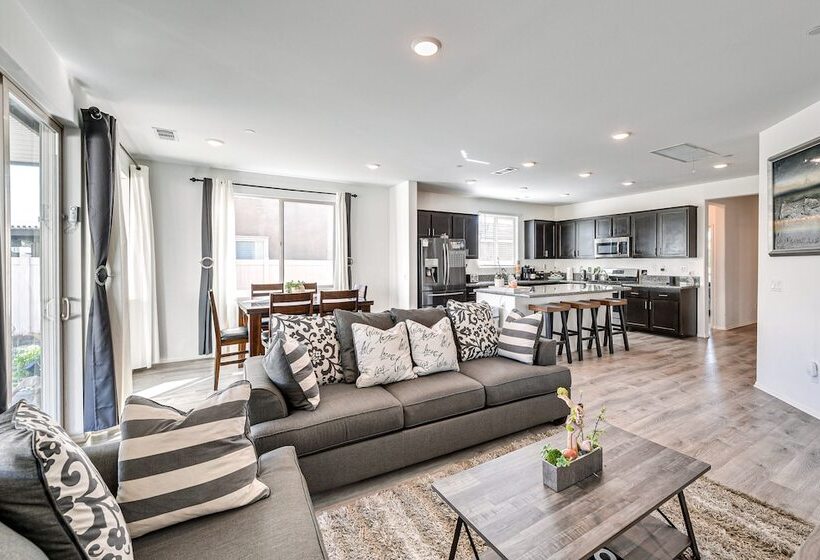 Luxe Beaumont Home W/ Private Pool!