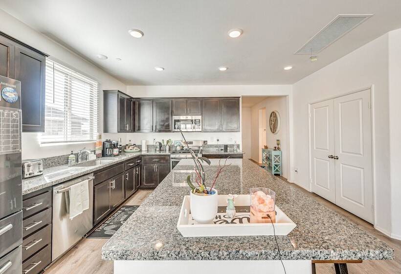 Luxe Beaumont Home W/ Private Pool!