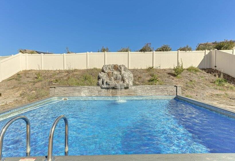 Luxe Beaumont Home W/ Private Pool!