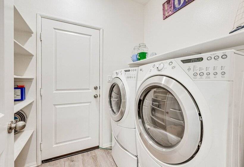 Luxe Beaumont Home W/ Private Pool!