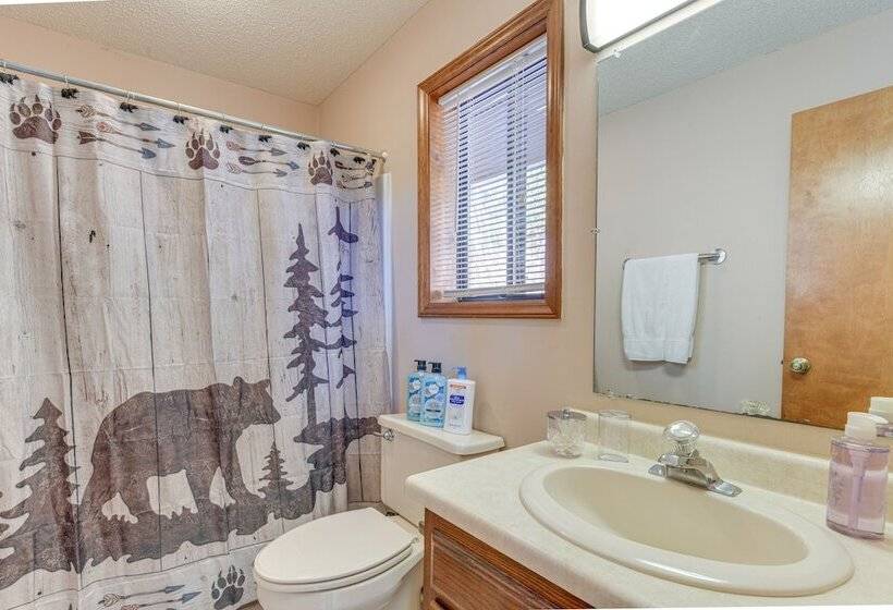 Maggie Valley Mountain Escape W/ Fireplace & Deck!