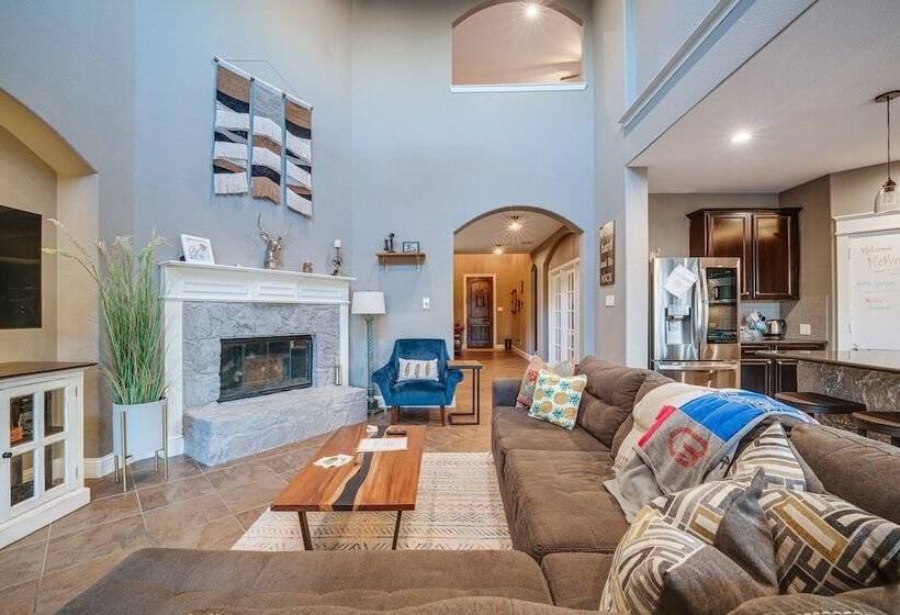 Sorrellwood  Mckinney Home W/ Pool: 4 Mi To Dtwn!