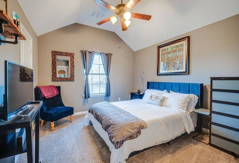 Sorrellwood  Mckinney Home W/ Pool: 4 Mi To Dtwn!