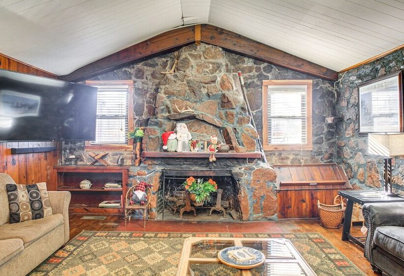 Medicine Park Getaway: Kayaks, Deck & Mtn Views!