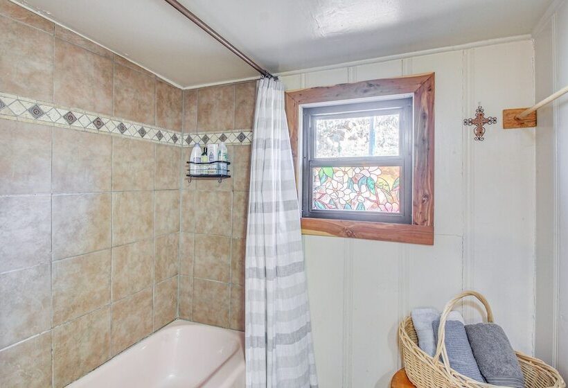 Medicine Park Getaway: Kayaks, Deck & Mtn Views!