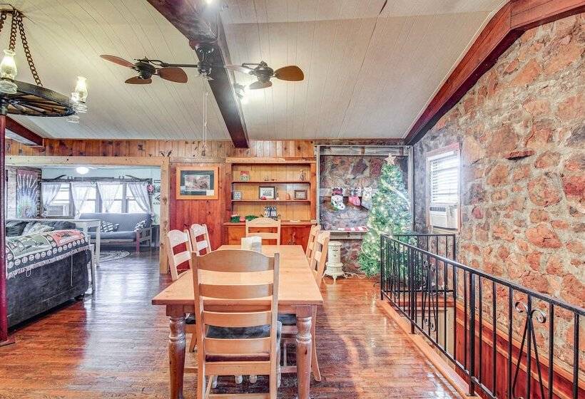 Medicine Park Getaway: Kayaks, Deck & Mtn Views!