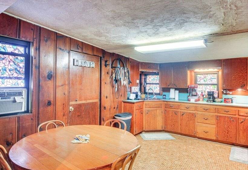 Medicine Park Getaway: Kayaks, Deck & Mtn Views!